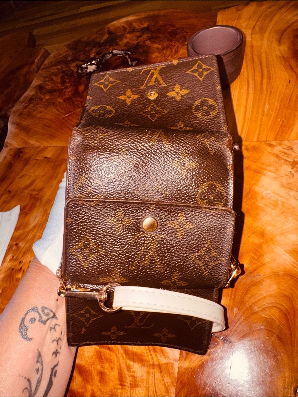 Louis Vuitton monogram Elise compact wallet with White 47 inch adjustable strap - Picture 9 of 16